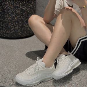 나이키 여성 운동화 에어맥스 97 화이트 런닝화 편한신발 운동화 데일리 스니커즈