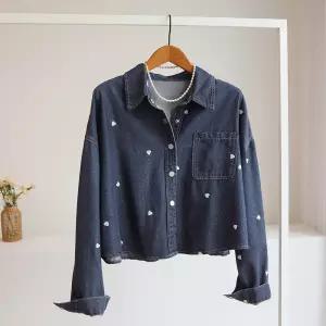 [잇수다] 하츠셔 하트 자수 언발 세미크롭 데님 셔츠 남방