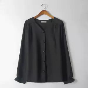 브이넥 어깨셔링 밴딩소매 블라우스