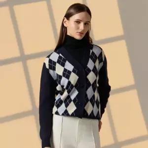 [신세계단독] 데너 몽골 햇 캐시미어100 아가일 가디건 (25FW 최신상)