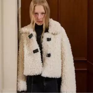 [갤러리아] [BLUE LABEL] 페이크 부클 퍼 장식 자켓 ER4OFJ01