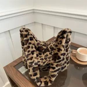 여자 숄더백 뽀글이 가방 대용량 추동 캐주얼 레오파드 토트백 힛템