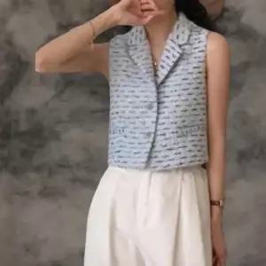 [하프클럽/]여성 트위드 버튼 카라넥 세미 크롭 민소매 재킷