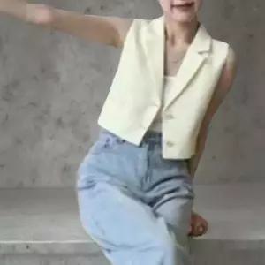 [하프클럽/]여성 클래식 금색 단추 트위드 스트라이프 크롭 조끼