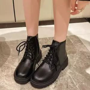 여자 옆 지퍼 디테일 유광 레더 귀여운 스타일 키높이 하이 워커