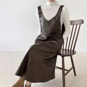 [하프클럽/]여자 가죽원피스 멜빵 브이 버튼 절개 A라인 롱원피스