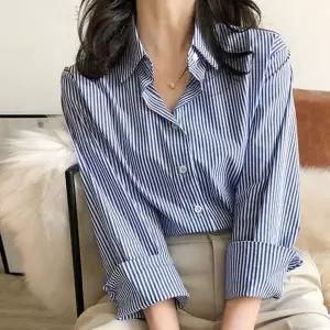 [하프클럽/]내추럴룩 여성용 줄무늬 무늬데일리룩 강조 긴팔셔츠