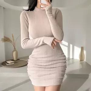 [옷자락]여자 사이드 셔링 하프넥 워머 스타일 소매 원피스