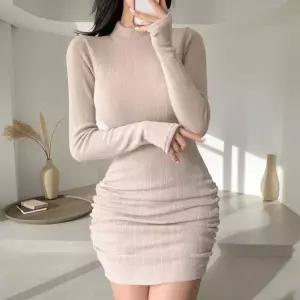 [옷자락]여자 사이드 셔링 하프넥 워머 스타일 소매 원피스