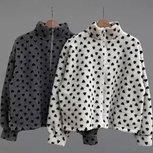 [신상오픈런]|CSJ6AEA|여성용 사랑스러운 하트 디자인 뽀글이 하이넥 양털 재킷