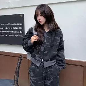 [옷자락]여성 카모플라쥬 패턴 세미 크롭 후드 집업 자켓