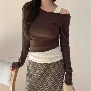 [옷자락]여성 언발 오프숄더 배색 레이어드 슬림핏 티셔츠