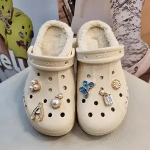 [크록스] HC03 바야 플랫폼 라인드 클로그 여성 겨울 샌들 윈터화이트 208708-11S (S27297428)