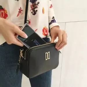 갤러리아 DCWA4E069BK 닥스 블랙 골드로고 미니크로스백