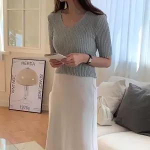 /옷자락 여자 슬림핏 브이넥 쫄티 니트 반팔티