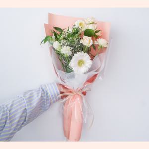 포리애 화이트 포장꽃다발 제철꽃 꽃한단 당일배송 온라인꽃집 인터넷꽃도매 생화택배 꽃다발예약