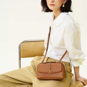 [닥스](강남점)DCWA5E587W2 [BIRKBECK CHARLOTTE] 버크백 샬롯 D장식 브라운 가죽 미니 크로스백