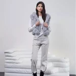 [롯데백화점]에고이스트 사선 트리밍 루즈핏 후디 숏 페이크 퍼 베스트 EQ4FV961