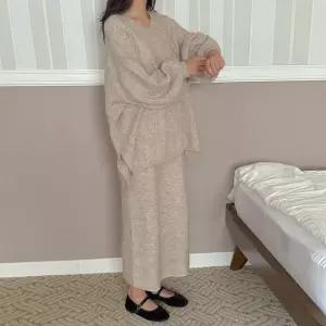 [문에이블]문에이블 여자 여성 겨울 루즈핏 편안한 브이넥 꽈배기 니트 밴딩 치마 투피스 세트