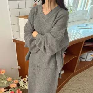 [문에이블]문에이블 여자 여성 겨울 루즈핏 브이넥 니트 밴딩 스커트 편한 데일리룩 투피스 세트