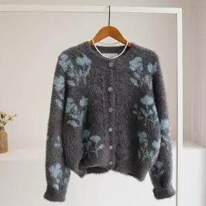 [잇수다] 센너프 플라워 자가드 라운드 퍼 니트 가디건