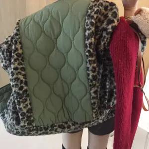 반반 호피 레오파드 양털 뽀글이 오버핏 노카라 겨울 퀄팅 패딩자켓 (2color)