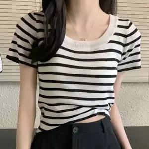 [하프클럽/]U넥 세미크롭 골지 스트라이프 반팔니트티