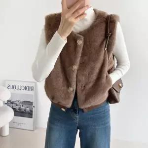 여자 퍼베스트 버튼 소프트 겨울연말룩 털 조끼
