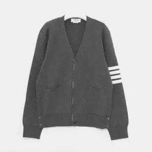 톰브라운 26SS 사선완장 밀라노 스티치 남성 가디건 MKC171A 00219 035