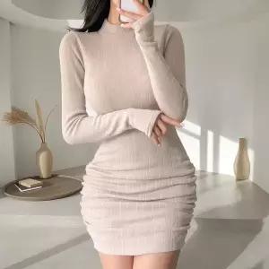 [하프클럽/]여자 사이드 셔링 하프넥 워머 스타일 소매 원피스