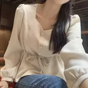 핫핑 [하객룩/여성스러움] 키치유 스퀘어넥 스트링 진주버튼 트위드블라우스