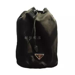 삼각로고 포코노 버킷 파우치 블랙 1NA369