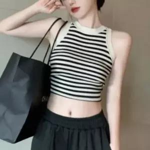 [하프클럽/]깔끔 스탠다드 걸스홀터넥 유니크 세로줄 크롭탑 나시