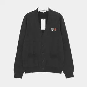 메종키츠네 더블 헤드폭스 패치로고 울 남성 가디건 OM051CFKT1036 P190