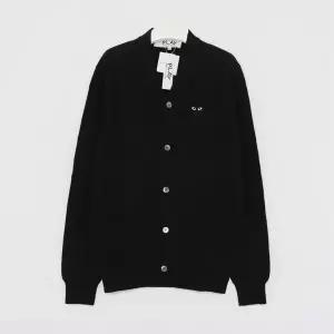 꼼데가르송 플레이 블랙 하트패치로고 울 V넥 남성 가디건 AX N024 051 1