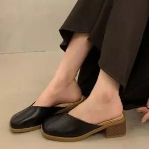 페미닌 절개선 포인트 여성 스퀘어 미들힐 블로퍼