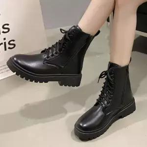 블랙미들 레이스업 워커부츠 여성 데일리스트릿룩