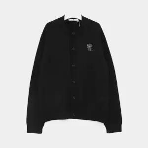 아크네 리본 자수로고 비브드 울 크루넥 남성 가디건 B60385 900