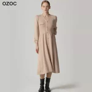 오조크 퍼프 숄더 버튼 디테일 플레어 니트 원피스