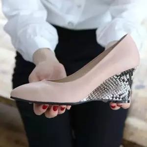 국내제작 뾰족코 뱀피 패턴 민자 미들굽 웨지힐 구두