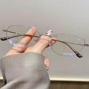티타늄안경테 캣츠아이 경량 트렌드와 가벼운 나인어코드