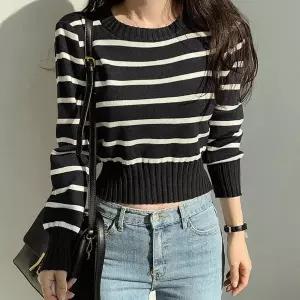 [하프클럽/]검정 흰색 스트라이프 패턴 크롭티 골지 니트 긴팔티