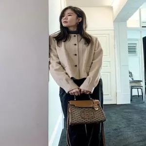 헤지스 액세서리 25FW [백화점BEST][유튜버자민PICK][HARIATO] H 레더 브라운 패치 시그니처 패턴 사첼백