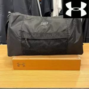 [언더아머][모다대구][언더아머]UA 스튜디오 슬라우치 더플 백 (1384461-001)_DG