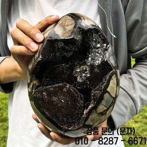 AA+ 드래곤 7층 크리스탈 에그   혼합 미네랄이 함유된 검정색과 갈색 석영 거친 질감의 표면