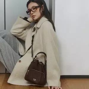 [LAP](대전신세계)아만다 복조리 스웨이드 백 AR7AB803