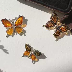 바이데이지 미니 나비모양 그린 호박석 브로치 Bb0330