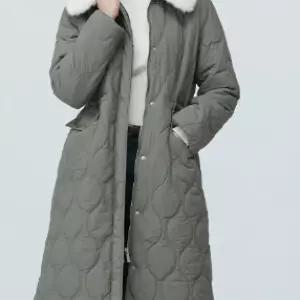 [AK수원점] [플라스틱아일랜드] 퍼 카라탈착 허리스트링 롱 패딩 점퍼