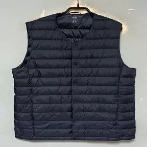 유니클로 남자경량패딩조끼 새상품 XL 105