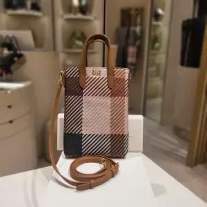 [닥스](강남점)DCWA4E501W2[GREAT HOUSE CHECK PVC] 브라운 로고장식 가죽 미니크로스백